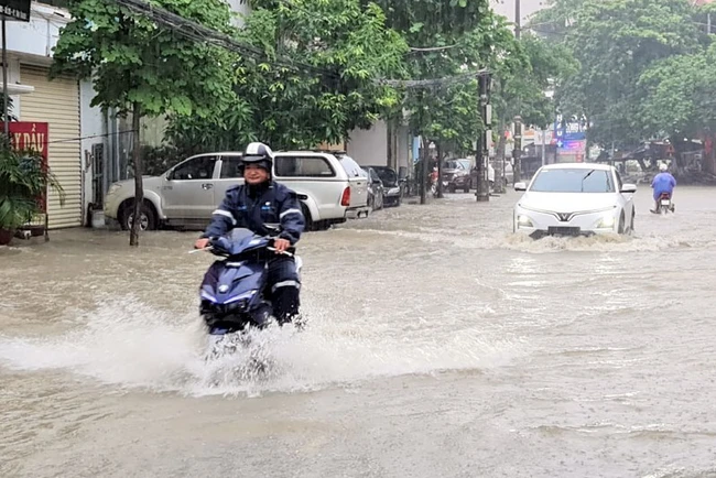 Thời tiết ngày 11/10: Quảng Trị đến Phú Yên có mưa lớn, nguy cơ ngập úng, sạt lở - Ảnh 1.